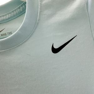 Nike Dri-FIT polyester microfiber Tee. Size XS